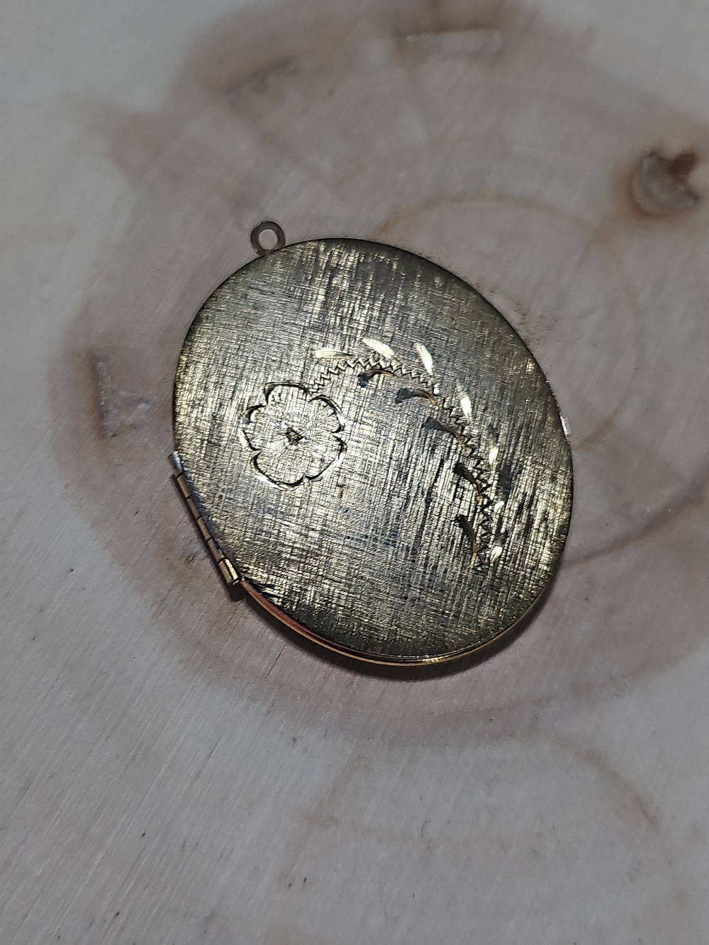 Gold Floral Engraved Oval Locket Pendent